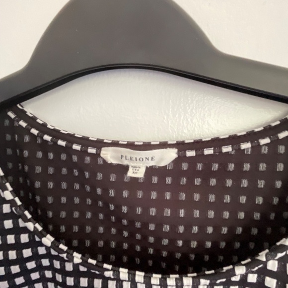 Women’s short sleeves top. - Picture 2 of 4